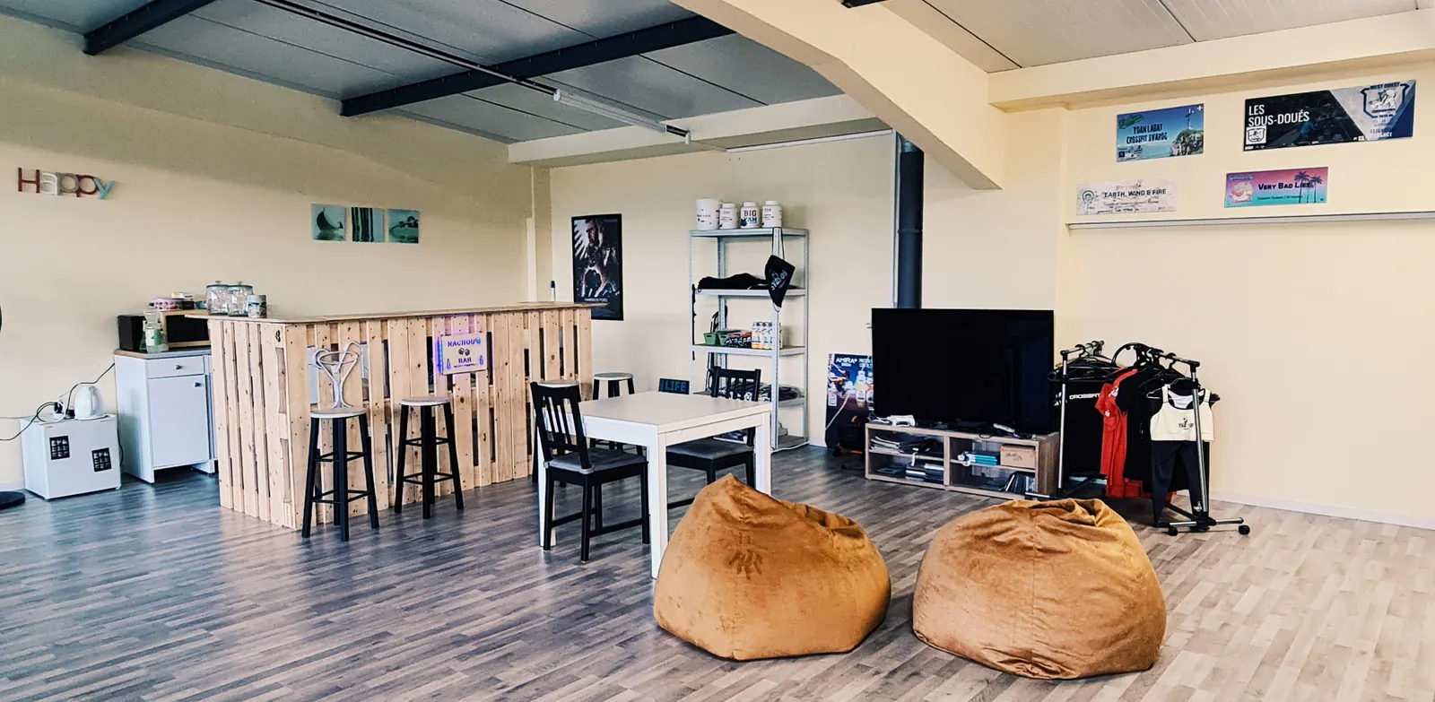 L'espace détente : bar en palettes, table, poufs et boutique