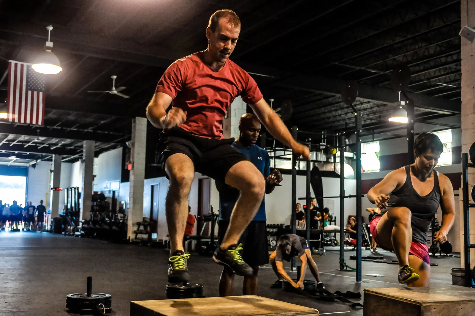 Cours de CrossFit dans une autre salle : box jumps (photo d'illustration)